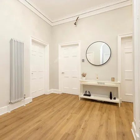 6-bedroom In The Heart Of West End Edinburgh