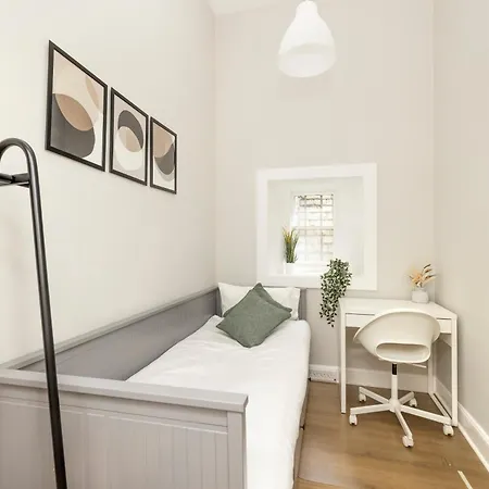 Apartment 6-bedroom In The Heart Of West End Edinburgh
