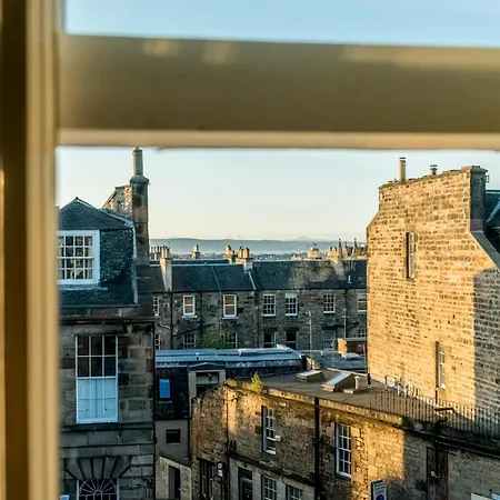 Stylish Hideaway In - Pass The Keys Edinburgh
