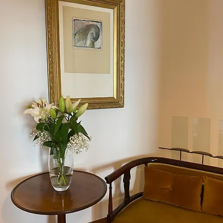 Elegant Main Door, 2 Floor Flat In Historic Leith Apartment