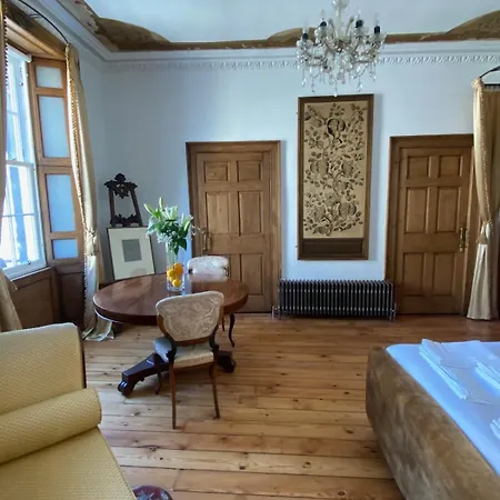 Elegant Main Door, 2 Floor Flat In Historic Leith