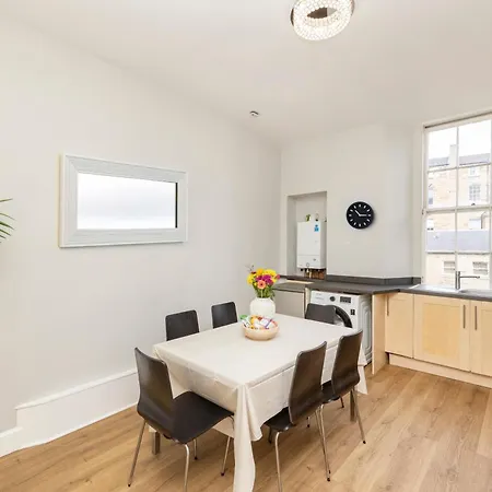 6-bedroom In The Heart Of West End