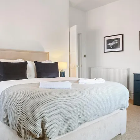 Modern Premium Penthouse Ramsay Gardens *