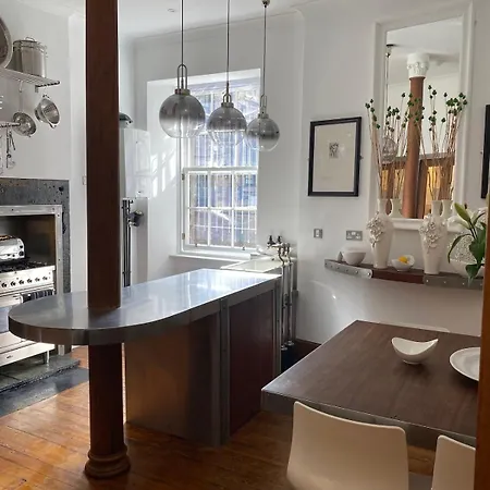 Elegant Main Door, 2 Floor Flat In Historic Leith Apartment