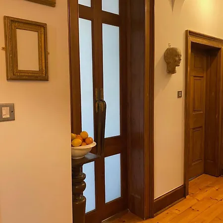Elegant Main Door, 2 Floor Flat In Historic Leith