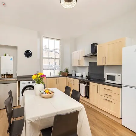 6-bedroom In The Heart Of West End *