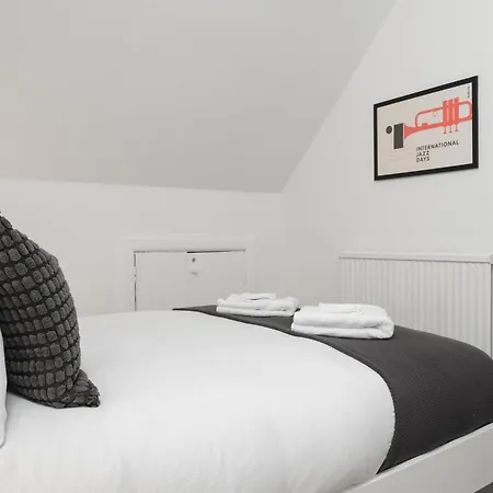 Modern Premium Penthouse Ramsay Gardens Apartment *