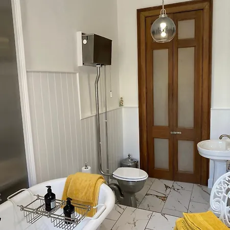 Elegant Main Door, 2 Floor Flat In Historic Leith