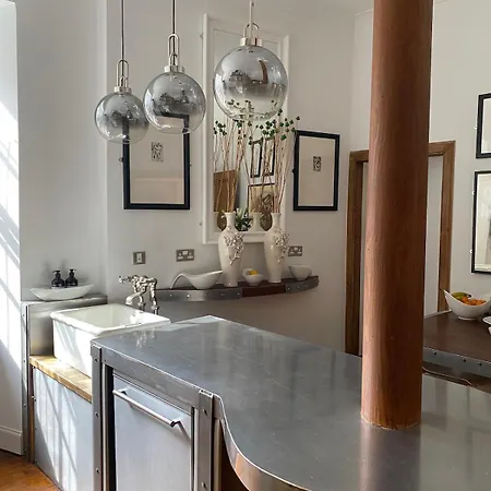 Elegant Main Door, 2 Floor Flat In Historic Leith Apartment