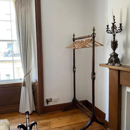 Elegant Main Door, 2 Floor Flat In Historic Leith Apartment *