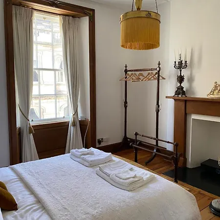 Elegant Main Door, 2 Floor Flat In Historic Leith Edinburgh