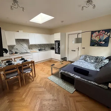 Ground Floor House, Sleeps 6, Close To Meadows