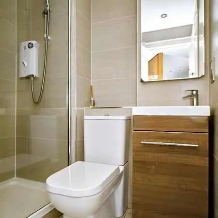 3 Bedroom House With 2 Balconies, Parking & Garden *