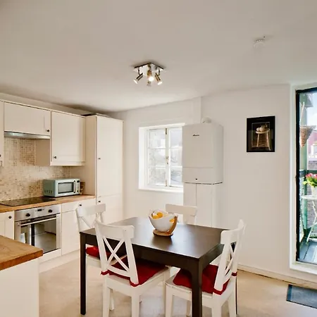 بيت للعطل 3 Bedroom House With 2 Balconies, Parking & Garden *