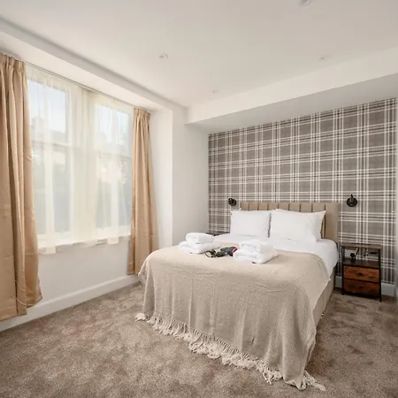 Newsome - Private Bedrooms - Gilmerton, 3* Edinburgh