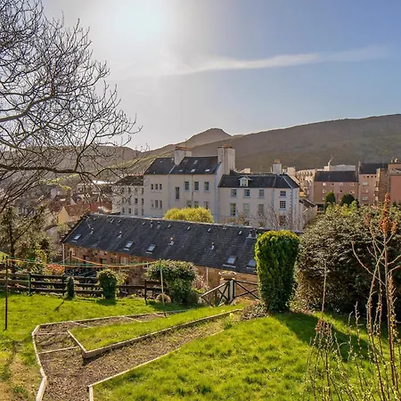 3 Bedroom House With 2 Balconies, Parking & Garden *