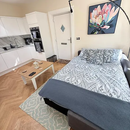 Ground Floor House, Sleeps 6, Close To Meadows 別荘