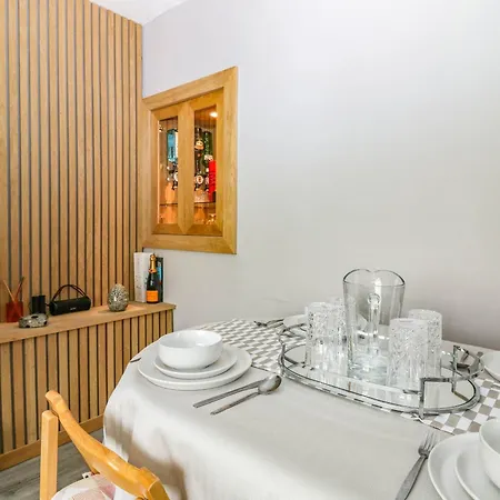 6 Niddrie Marischal Road