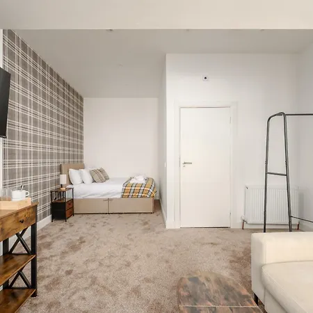 Gasthof Newsome - Private Bedrooms - Gilmerton, Edinburgh