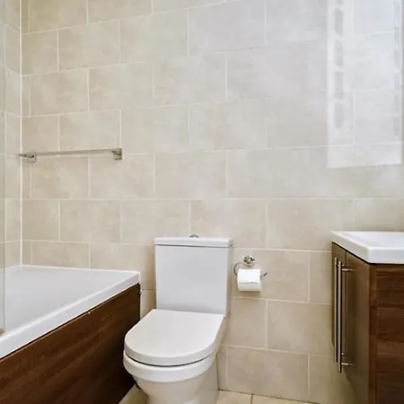 3 Bedroom House With 2 Balconies, Parking & Garden بيت للعطل