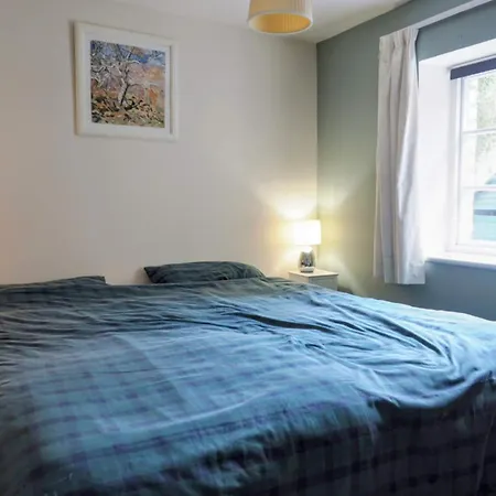 3 Bedroom House With 2 Balconies, Parking & Garden *