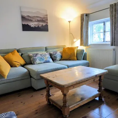 3 Bedroom House With 2 Balconies, Parking & Garden *