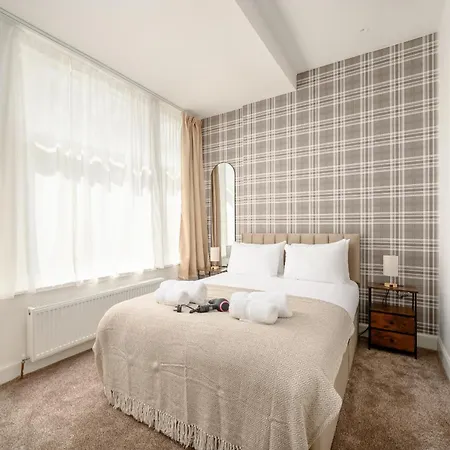 Newsome - Private Bedrooms - Gilmerton, Edinburgh