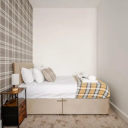 Newsome - Private Bedrooms - Gilmerton, Edinburgh