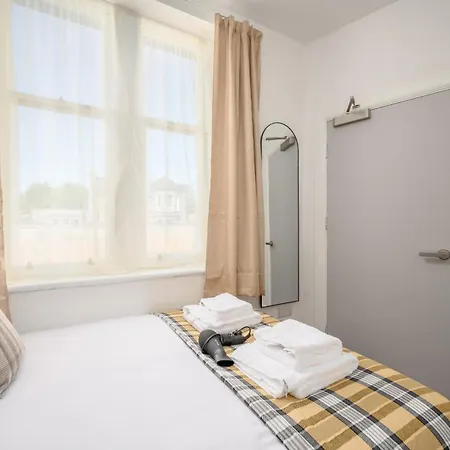 Newsome - Private Bedrooms - Gilmerton, 3*