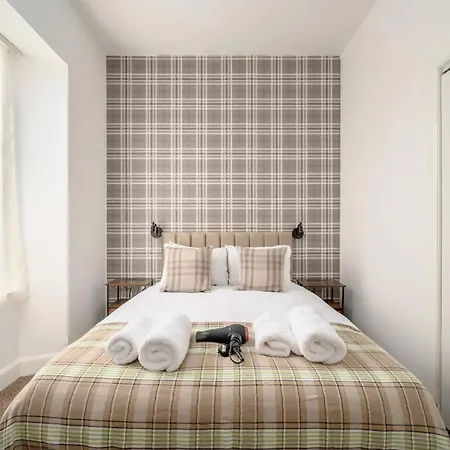 Newsome - Private Bedrooms - Gilmerton, 3* Edinburgh