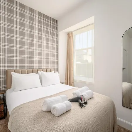 Newsome - Private Bedrooms - Gilmerton, Edinburgh