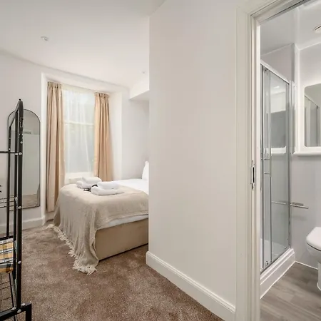 Newsome - Private Bedrooms - Gilmerton, Gasthof