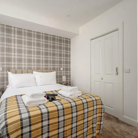Newsome - Private Bedrooms - Gilmerton, Edinburgh