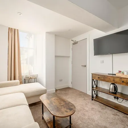 Newsome - Private Bedrooms - Gilmerton, Gasthof Edinburgh
