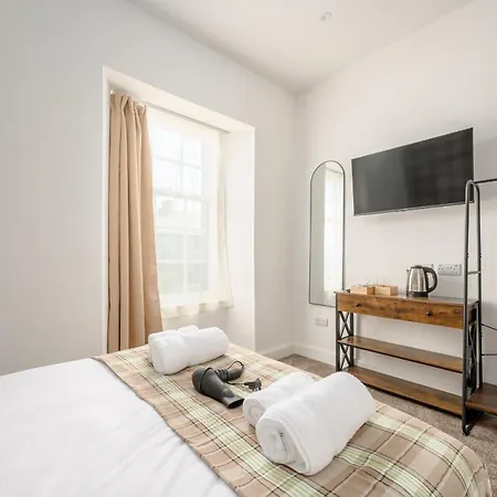 Newsome - Private Bedrooms - Gilmerton, Gasthof Edinburgh
