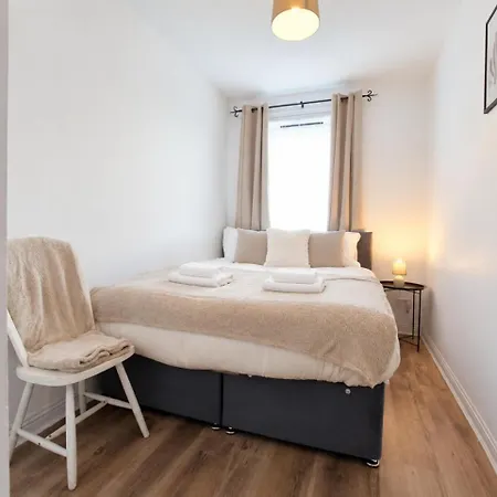 Apartment Parking- Sleeps 8- 3 Bedroom House- Centre *