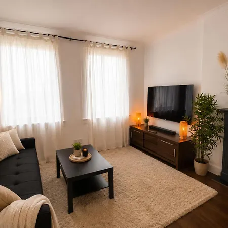 Daire Bright And Modern 2 Bedroom Flat Near The Sea *