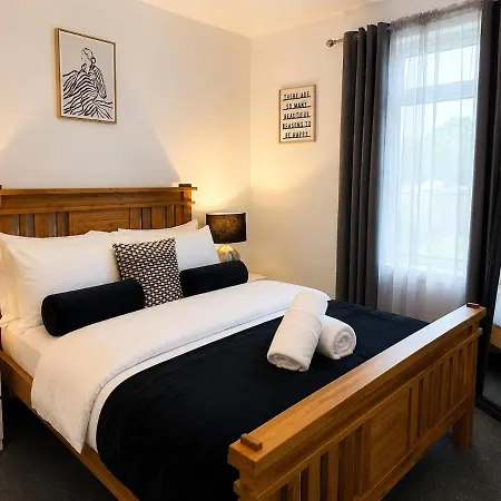 Airport House Free Parking & Garden Apartment