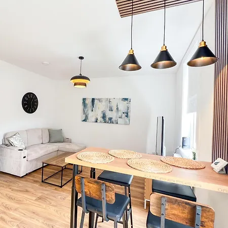 Perfect Base 2 Bedrooms With Free Parking Apartment