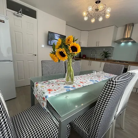 2 Familyroom Sleep6 4beds Edinburg