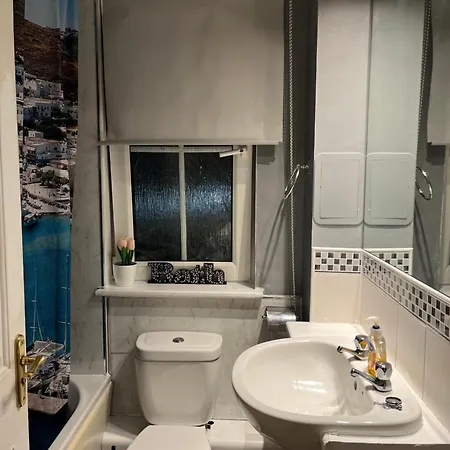 Cosy Stylish 2-bed Daire