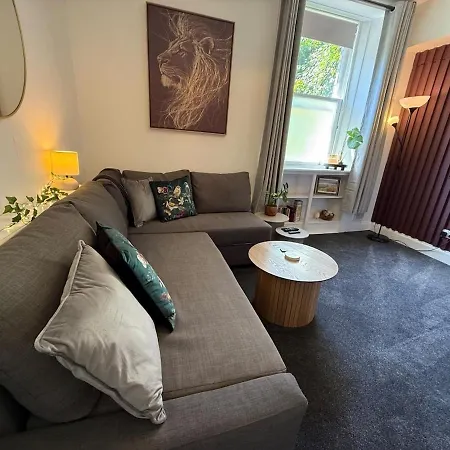 Stylish Retreat Walk To Centre & Wi-fi *