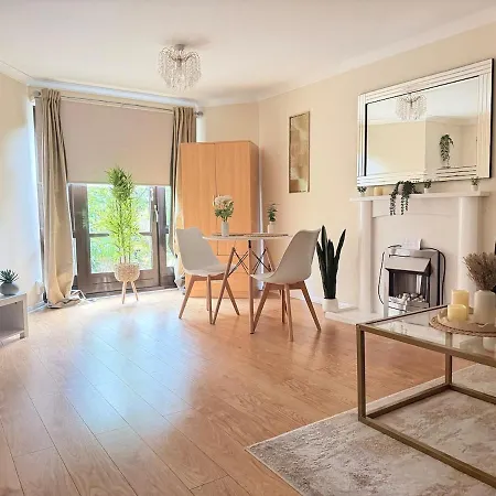 Spacious 1 Bedroom Flat In Centre Apartment