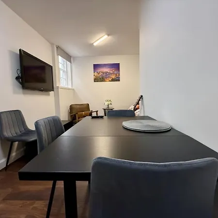 Apartment Stylish Floor Flat In The Heart Of Edinburgh