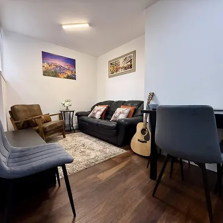Stylish Floor Flat In The Heart Of * Edinburgh