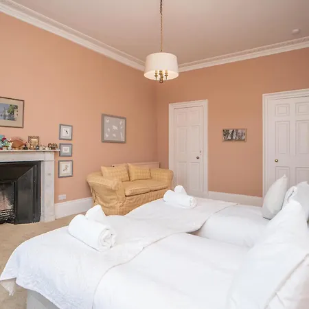 Charming 2 Bedroom Flat In The Centre - Pass The Keys
