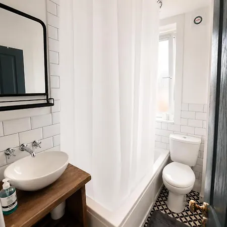 Bright And Modern 2 Bedroom Flat Near The Sea