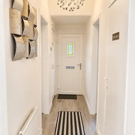 Airport House Free Parking & Garden *