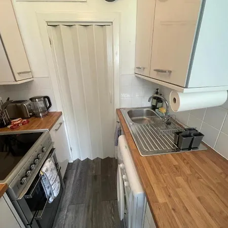 Stylish Retreat Walk To Centre & Wi-fi Apartment Edinburgh