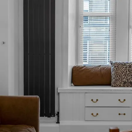 Tram - Centre - Sleeps 3 - 2 Beds